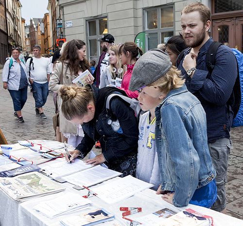 五万二千多份签名者大部分是瑞典人，还有来自世界各地的游客。