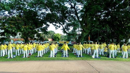 图6-8：二零一六年五月八日，法轮功学员来到首都吉隆坡著名旅游景点——蒂蒂旺莎湖滨公园举行集体炼功，纪念法轮大法洪传二十四周年。