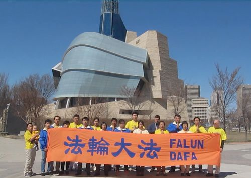 图1：温尼伯法轮功学员恭祝师父生日快乐！