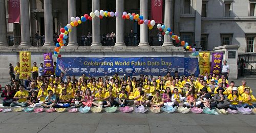 图1：二零一六年五月八日，英国法轮功学员在伦敦鸽子广场集体拍照恭祝法轮大法创始人李洪志大师六十五华诞。