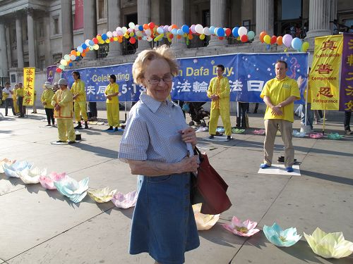 图12：五月八日，新近听到法轮功真相的九十二岁老人莉娜老人专程来鸽子广场参与观看庆祝世界法轮大法日的活动