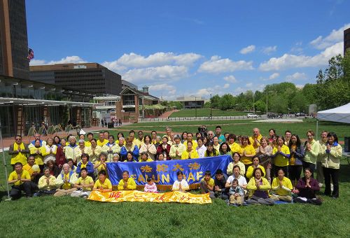 图1：费城地区的部分法轮功学员在自由钟景点附近的独立公园庆祝世界法轮大法日，恭祝师父李洪志先生华诞。