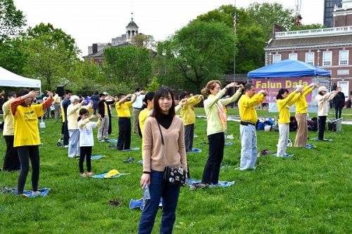 图11：在美国上大学四年级的中国九十后女生Julia在母亲节的呼吁：“还我妈妈自由！”