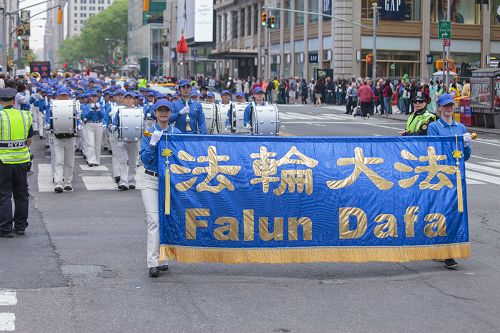 图1-14： 二零一六年五月十三日，近万名来自世界五十三国、一百多个地区的法轮功学员在纽约曼哈顿举行盛大游行，展现法轮大法的美好，庆祝大法弘传二十四周年，同时呼吁停止迫害。