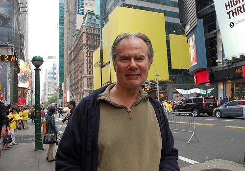 图3：纽约表演艺术家 Dan Diggles看到游行后对法轮功很感兴趣。