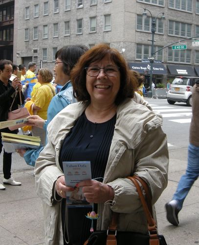 2016-5-14-minghui-newyork-parade-audience-04--ss.jpg