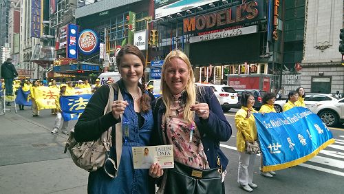 2016-5-14-minghui-newyork-parade-audience-07--ss.jpg