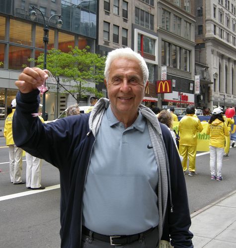 2016-5-14-minghui-newyork-parade-audience-08--ss.jpg