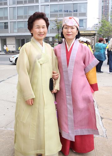图11：来自韩国的郑女士（左）和金女士很高兴能参加大游行