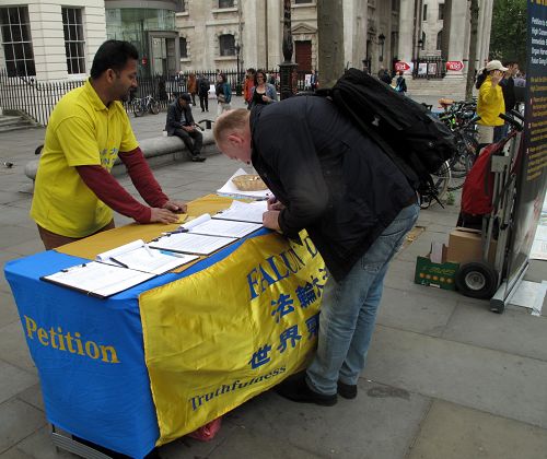 2016-5-24-minghui-falun-gong-london-07--ss.jpg