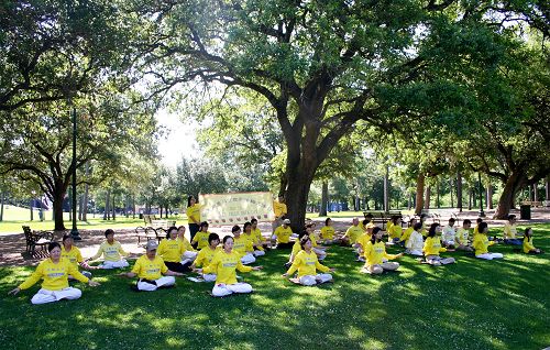 2016-5-7-minghui-falun-gong-houston-02--ss.jpg