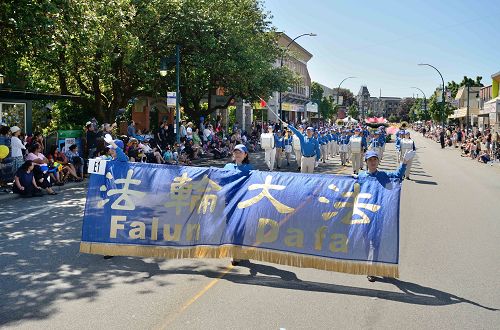 图说1-5：温哥华法轮功学员参加了高贵林港市五月节游行，受到观众的热烈欢迎。