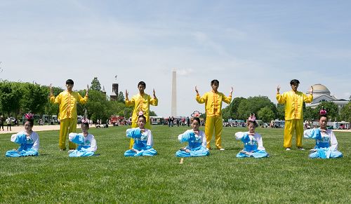 图1-5：庆祝法轮大法弘传世界二十四周年，二零一六年五月八日，美国首都华盛顿及周边地区的法轮功学员聚集在美国国家广场，集体炼功，展示大法美好。