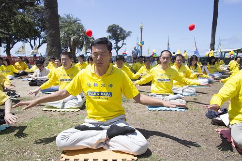 图1-4：庆祝世界法轮大法日，二零一六年五月八日，洛杉矶学员在圣莫妮卡码头公园集体炼功。