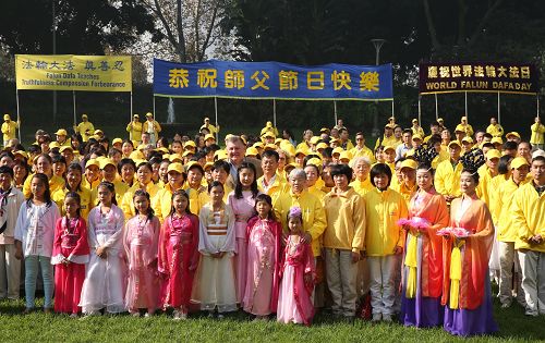 图2：联邦议员克雷格•凯利和法轮功学员合影祝贺法轮大法日