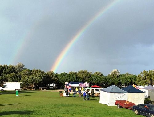 当天下午，在“法轮大法好”展位背后的天空，出现了双彩虹。