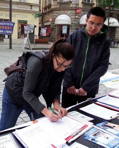 2016-6-20-minghui-falun-gong-germany-05--ss.jpg