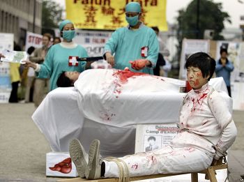 图1： 法轮功学员二零零六年六月十五日在欧洲委员会前抗议他们所说的中共摘取法轮功学员器官的犯罪行为