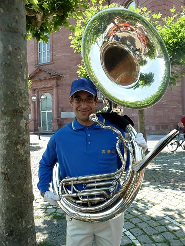 法国巴黎的Bruno六月二十四日到法兰克福参加天国乐团的活动。