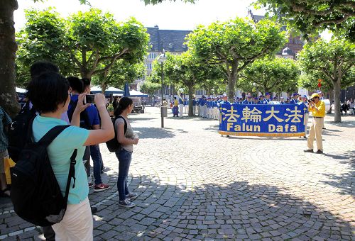 中国大陆游客拍摄天国乐团的演奏