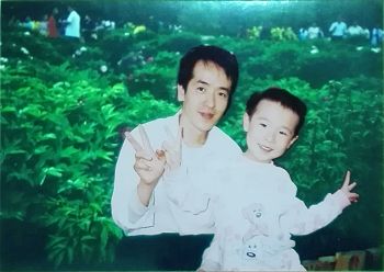 刚走出劳教所洗脑班后的李伟与他的儿子，摄于二零零四年