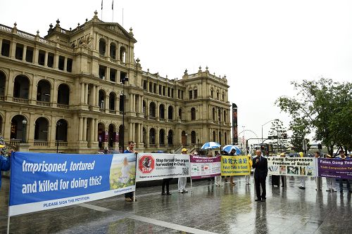 部分澳洲昆士兰大法弟子在布里斯本广场举行了揭露迫害、讲真相的活动