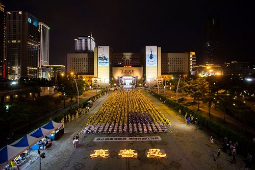 法轮功学员在台北举办反迫害17周年烛光悼念活动。
