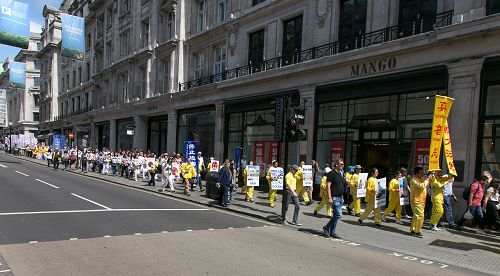 二零一六年七月十六日，法轮功学员反迫害游行队伍走在伦敦市中心路上