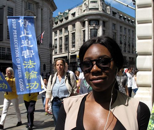 二零一六年七月十六日，在皮卡迪利大街上，伦敦女孩爱丽丝（Alice）第一次看到法轮功真相，立即要求制止迫害