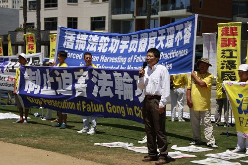 图12：法轮功学员代表吴英年教授在集会上指出：法轮功学员的反迫害不止是维护自己的权利也是维护所有中国人的权利。