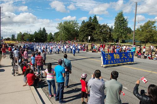 大多伦多士嘉堡市加拿大国庆日大游行中行进的天国乐团