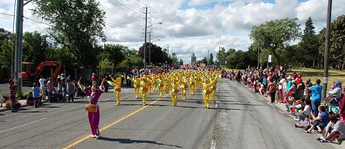 大多伦多士嘉堡市加拿大国庆日大游行中的腰鼓队