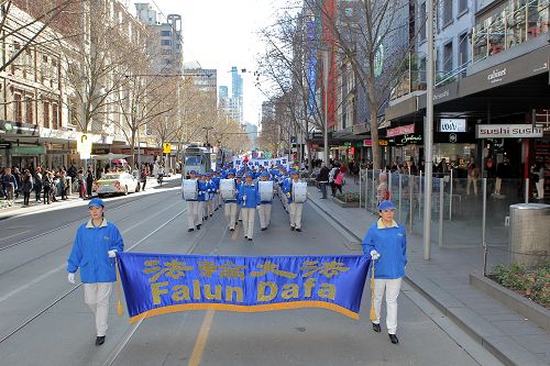 2016-7-20-minghui-falun-gong-melbourne-parade-01--ss.jpg