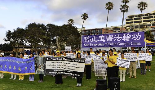 法轮功学员向民众讲述中共残酷迫害法轮功学员的真相，揭露中共大规模活摘法轮功学员的罪恶。