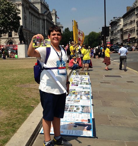 2016-7-22-minghui-falun-gong-london720-05--ss.jpg