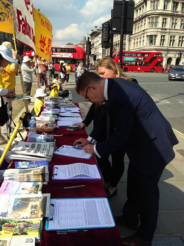 2016-7-22-minghui-falun-gong-london720-09--ss.jpg