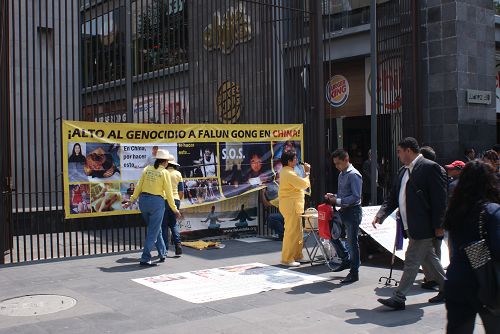 法轮功学员在墨西哥城唐人街讲真相