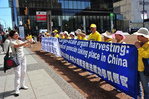 2016-7-22-minghui-falun-gong-vancouver720-03--ss.jpg