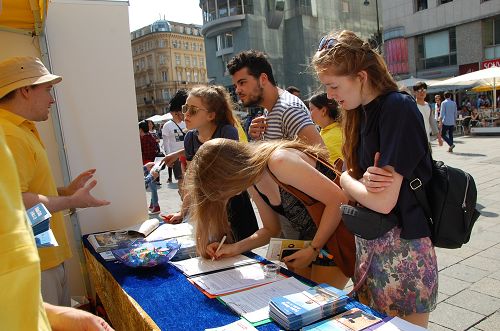 图2-4：法轮功学员在维也纳史蒂芬大教堂广场前举办信息日