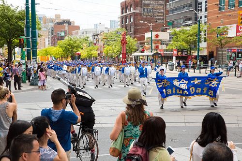 图1-4：二零一六年七月二十三日，法轮功学员在加拿大多伦多市中心举行了历时两小时的大游行。