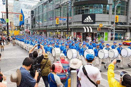 2016-7-24-minghui-falun-gong-torontoparade-02--ss.jpg