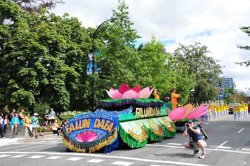 2016-7-24-minghui-falun-gong-vancouver-03--ss.jpg