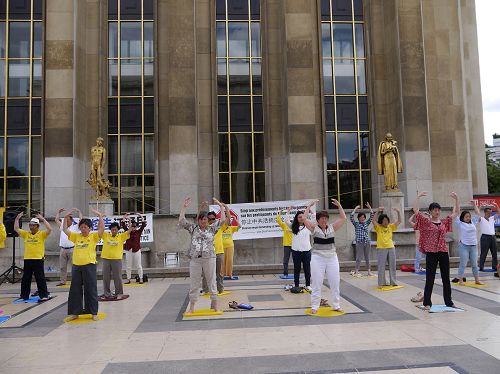 2016-7-25-minghui-falun-gong-paris-01--ss.jpg