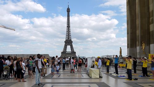 2016-7-25-minghui-falun-gong-paris-02--ss.jpg