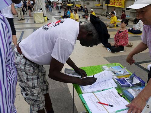 2016-7-25-minghui-falun-gong-paris-05--ss.jpg