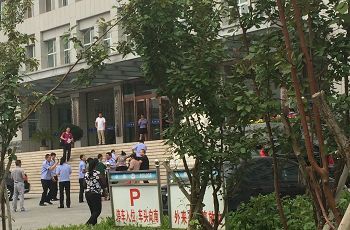 巴林左旗公安局警察绑架大法弟子赵春霞等四人，被拽上台阶是赵春霞。右面穿黑衣服的是左旗公安局国保大队长黄建。