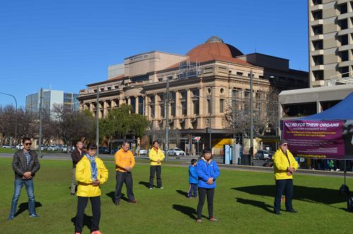 图1-2：南澳大利亚部分法轮功学员在首府阿德雷德的维多利亚广场举行讲真相活动。图为功法展示。