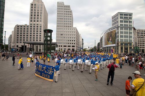 2016-7-31-minghui-falun-gong-berlin-02--ss.jpg