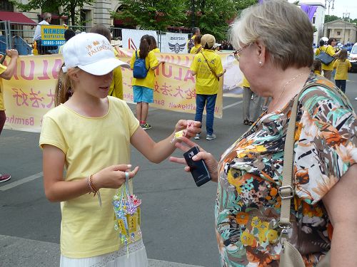 2016-7-31-minghui-falun-gong-berlin-05--ss.jpg