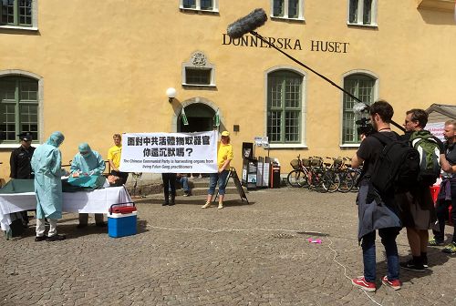 图1-2，法轮功学员在瑞典榆树谷公园周上举办活动，揭露中共迫害